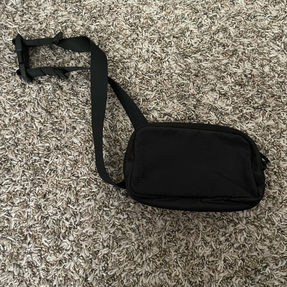 Black lululemon Fanny pack